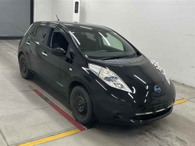 NISSAN LEAF — фото