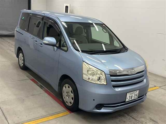 TOYOTA NOAH — фото