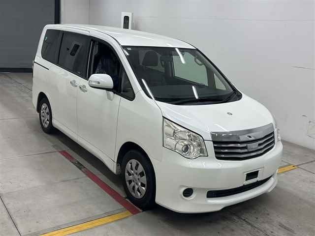 TOYOTA NOAH — фото