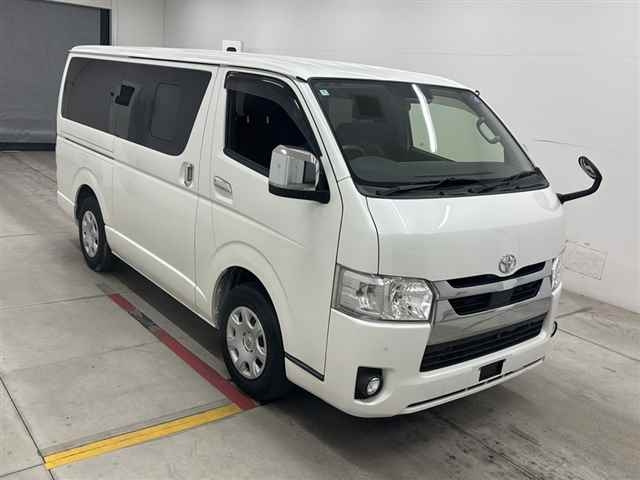 TOYOTA HIACE — фото