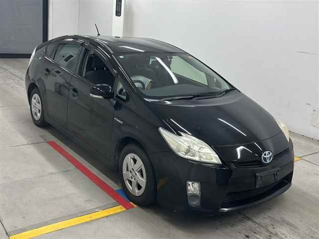 TOYOTA PRIUS — фото