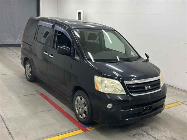 TOYOTA NOAH — фото