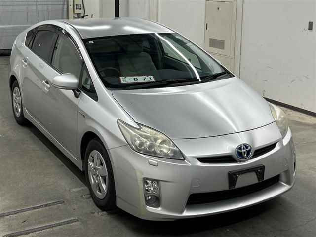 TOYOTA PRIUS — фото