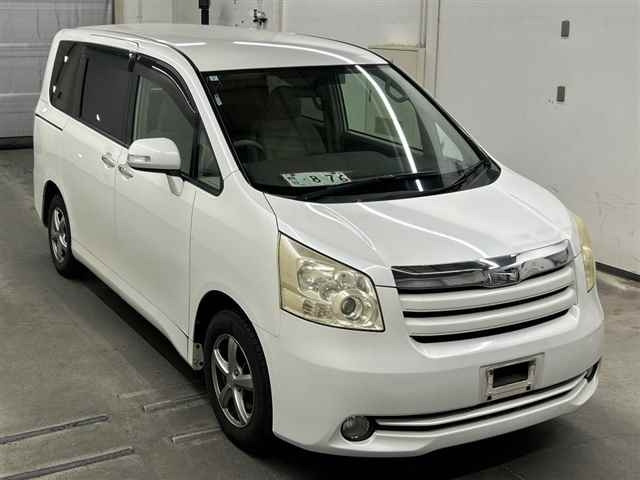 TOYOTA NOAH — фото