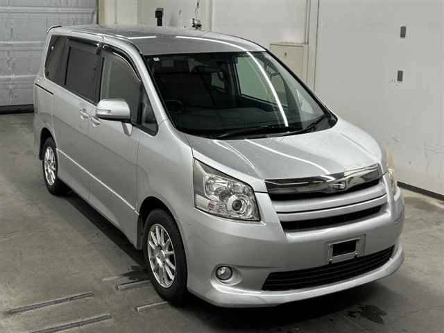 TOYOTA NOAH — фото