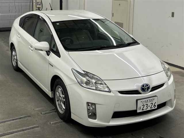 TOYOTA PRIUS — фото