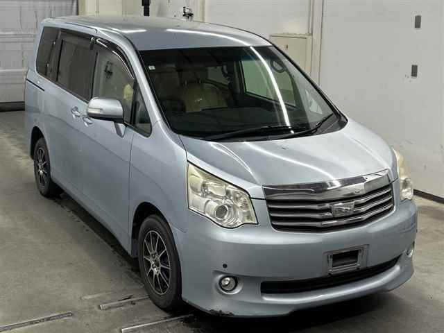 TOYOTA NOAH — фото