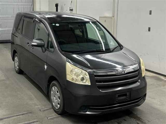 TOYOTA NOAH — фото