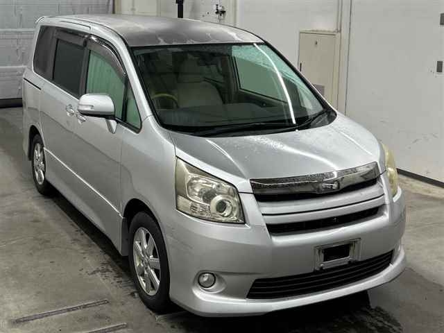 TOYOTA NOAH — фото