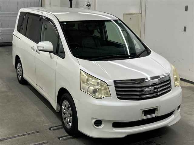TOYOTA NOAH — фото