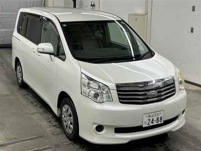 TOYOTA NOAH — фото