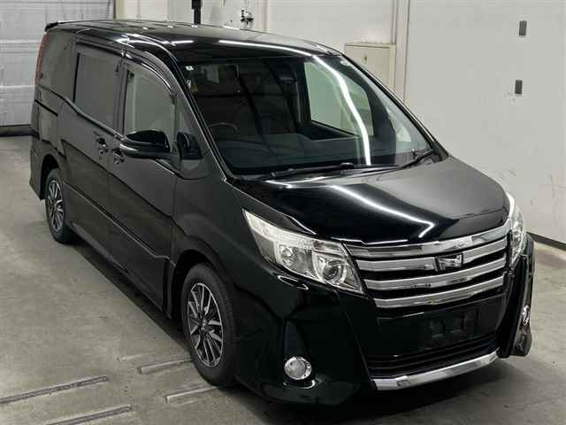 TOYOTA NOAH — фото