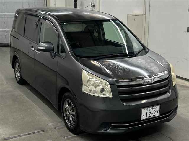 TOYOTA NOAH — фото