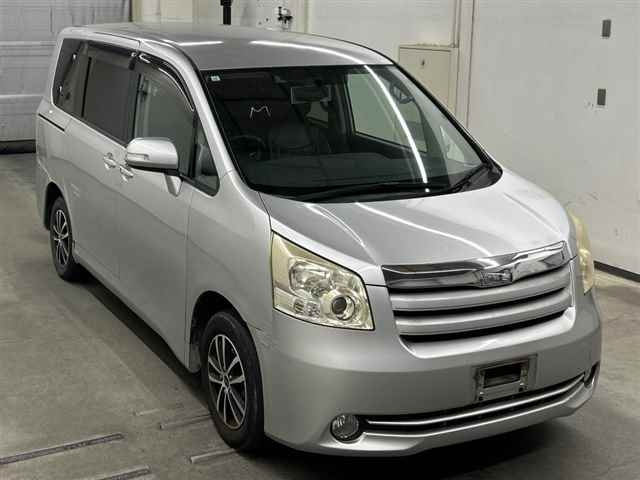 TOYOTA NOAH — фото