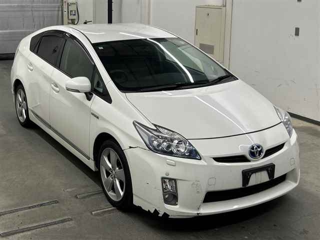 TOYOTA PRIUS — фото