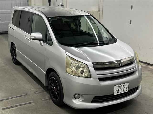 TOYOTA NOAH — фото
