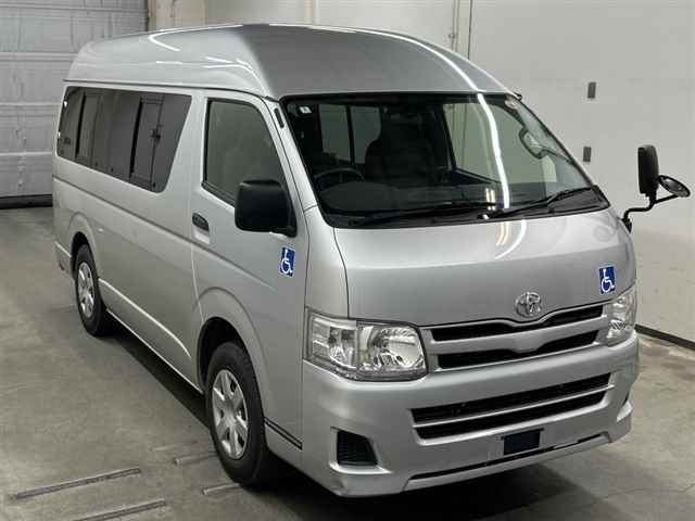 TOYOTA HIACE — фото
