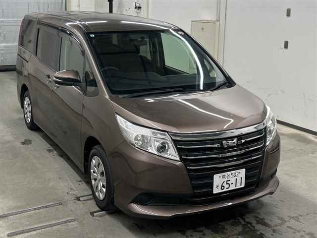 TOYOTA NOAH — фото