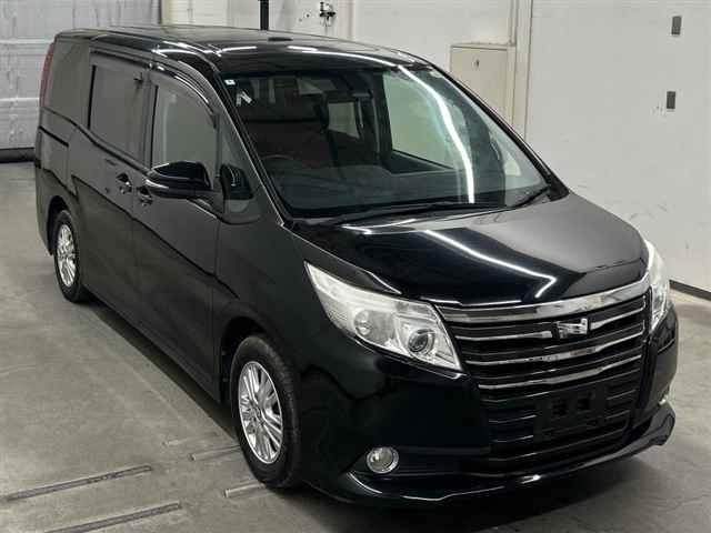 TOYOTA NOAH — фото