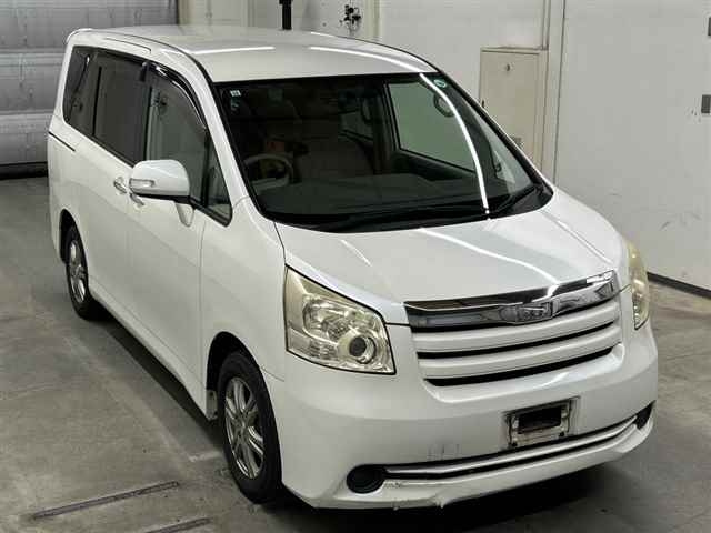 TOYOTA NOAH — фото