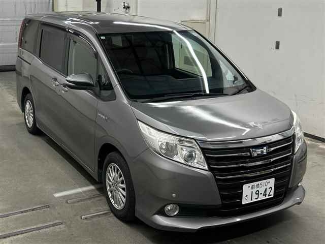 TOYOTA NOAH — фото