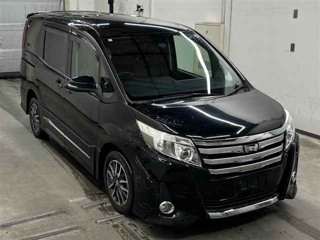 TOYOTA NOAH — фото