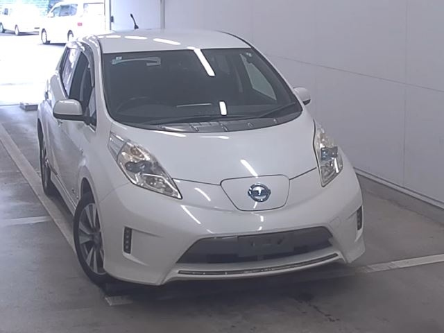 NISSAN LEAF — фото