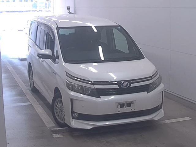 TOYOTA VOXY — фото