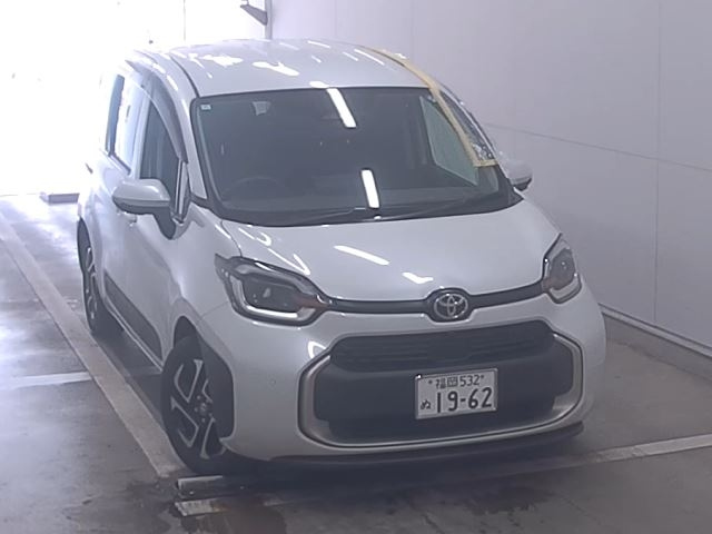 TOYOTA SIENTA — фото