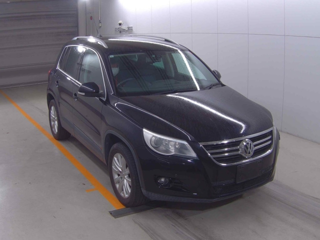 VOLKSWAGEN TIGUAN — фото