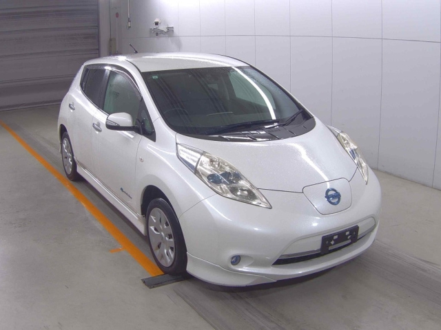NISSAN LEAF — фото