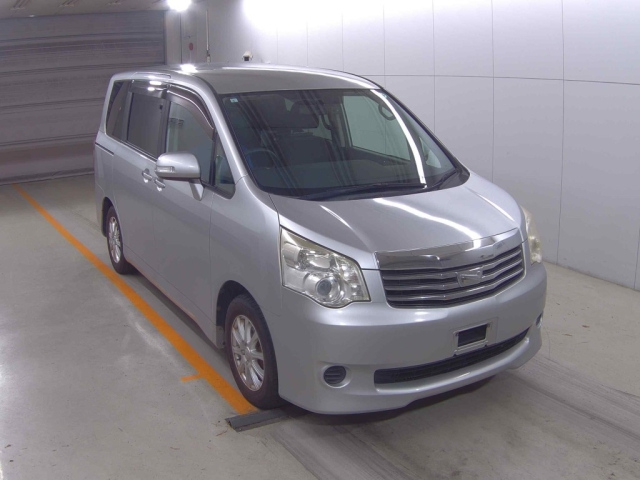 TOYOTA NOAH — фото