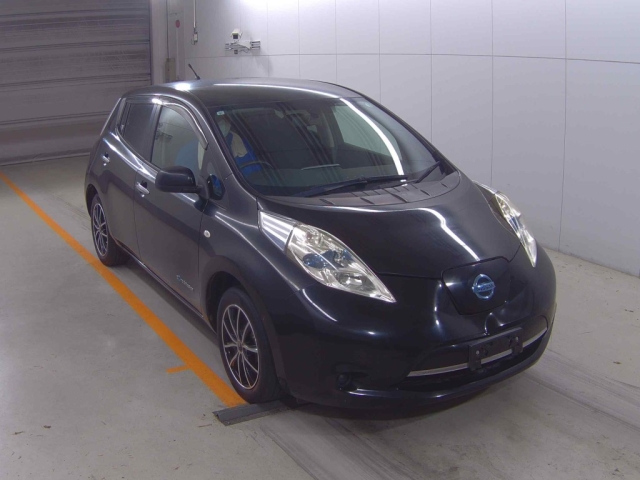NISSAN LEAF — фото