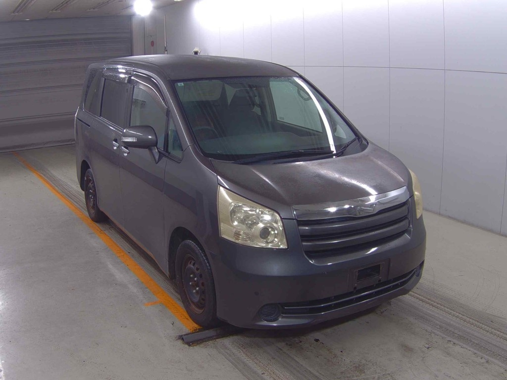 TOYOTA NOAH — фото