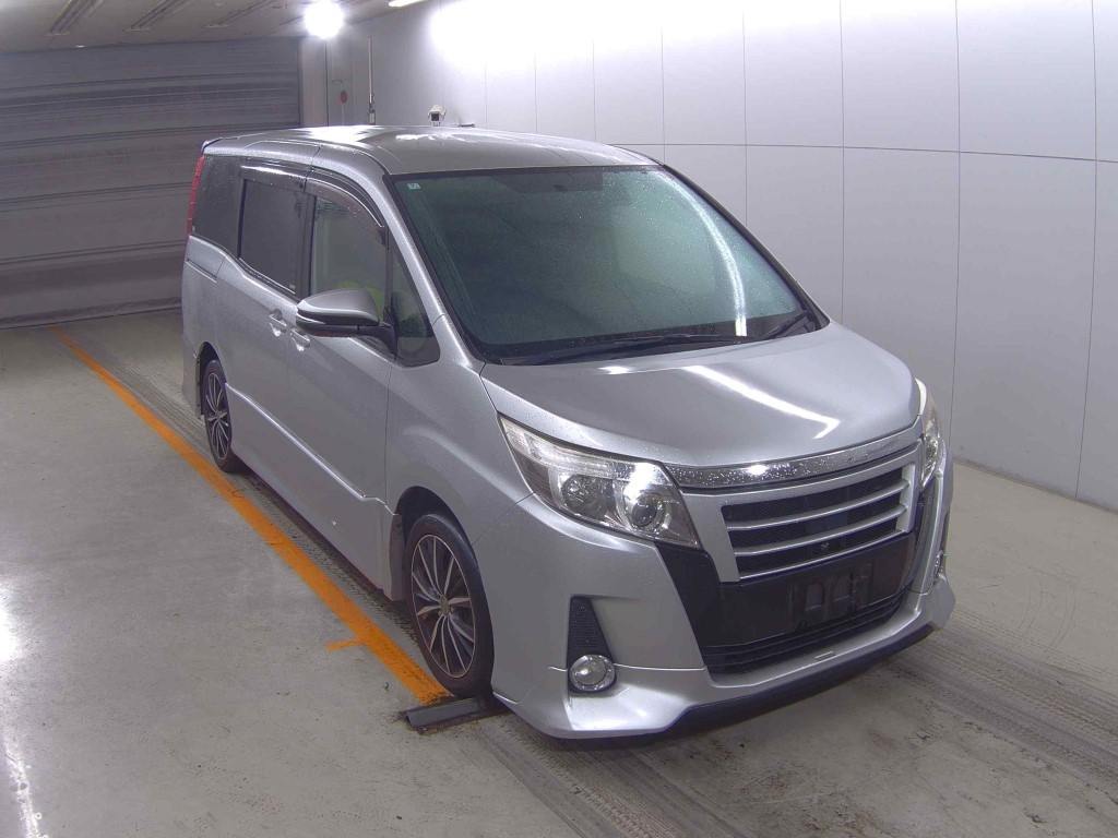 TOYOTA NOAH — фото