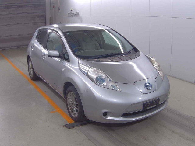 NISSAN LEAF — фото