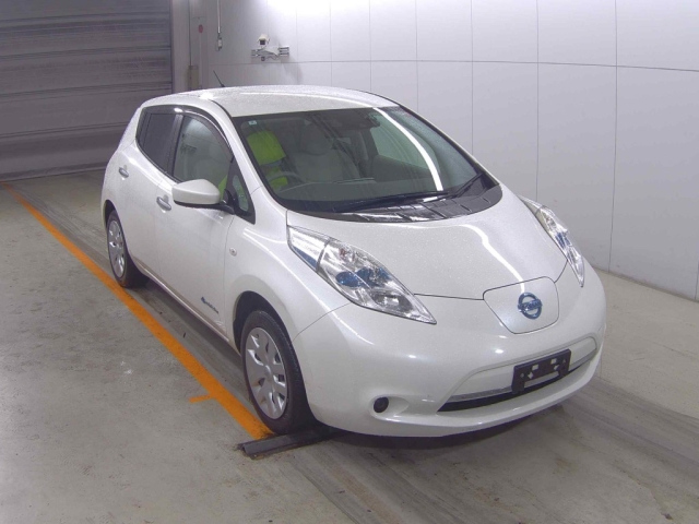 NISSAN LEAF — фото