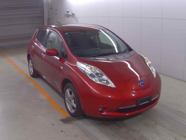 NISSAN LEAF — фото