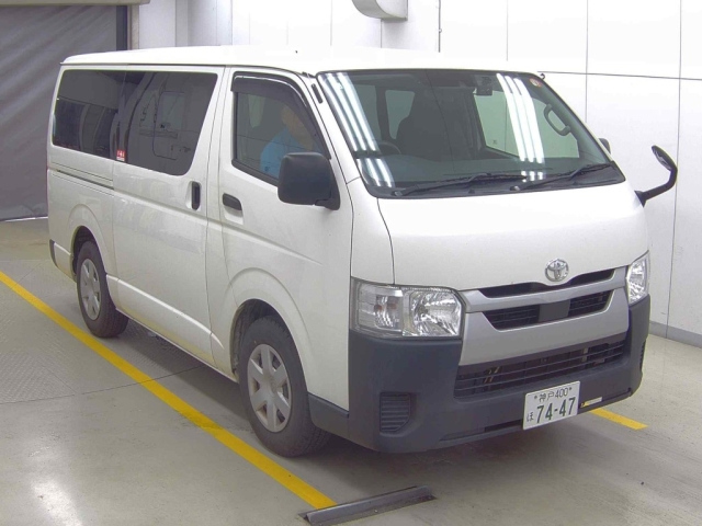 TOYOTA HIACE — фото