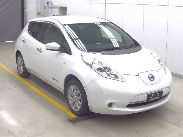 NISSAN LEAF — фото