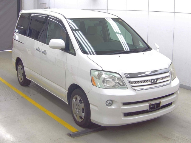 TOYOTA NOAH — фото