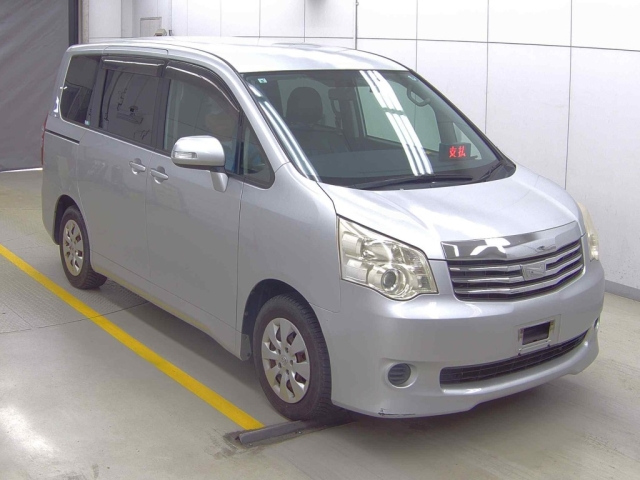 TOYOTA NOAH — фото