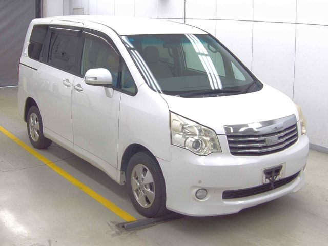 TOYOTA NOAH — фото