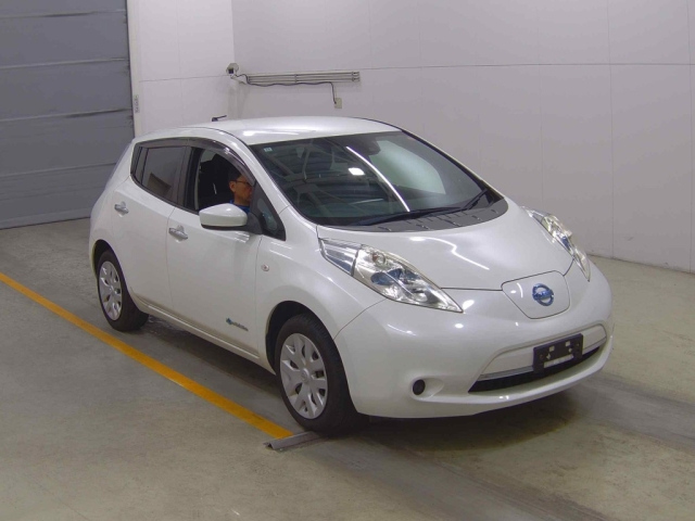 NISSAN LEAF — фото