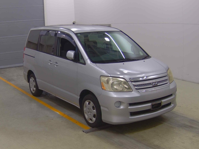 TOYOTA NOAH — фото