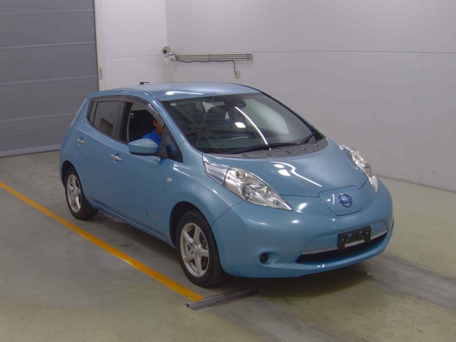 NISSAN LEAF — фото