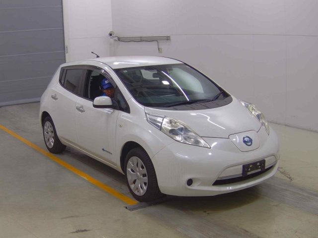 NISSAN LEAF — фото