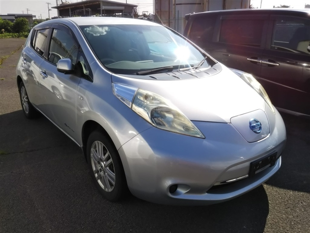 NISSAN LEAF — фото