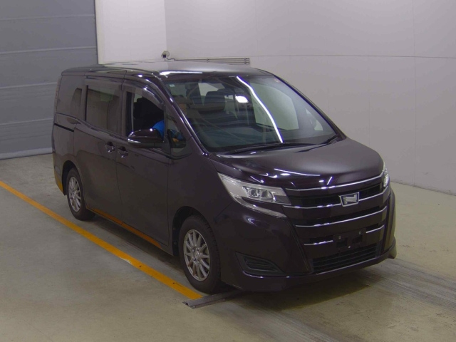 TOYOTA NOAH — фото