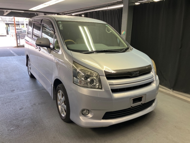 TOYOTA NOAH — фото